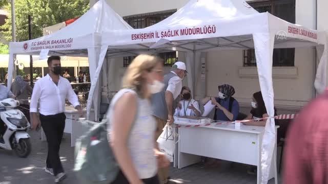 ESKİŞEHİR - Bir doz aşılanma oranı yüzde 75'in üzerine çıkan Eskişehir'de aşı çalışmaları sürüyor