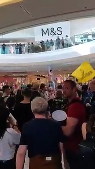 Manifestantes contra restrições invadem centro...