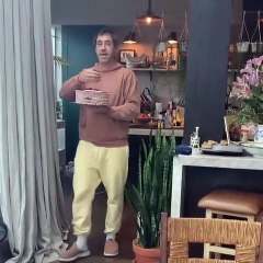 Amy Schumer comemora 40 anos e ganha bolo com divertida mensagem