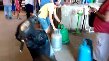 - Lübnan'da halk, gaz almak için metrelerce kuyruklar oluşturdu