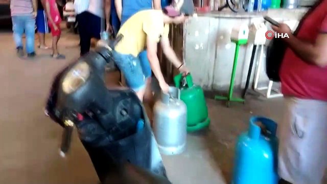 - Lübnan'da halk, gaz almak için metrelerce kuyruklar oluşturdu
