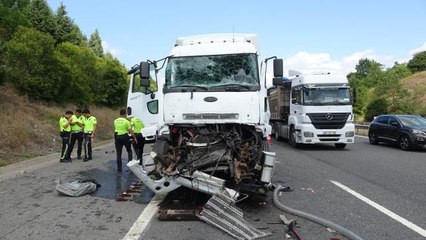 Anadolu Otoyolu'nda kamyona çarpan yakıt tankerinin sürücüsü yaralandı