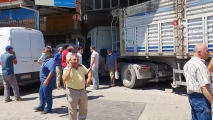 Aydın'da tır işyerine girdi