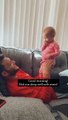 Menina de um ano torna-se viral ao falar com pai surdo em língua gestual