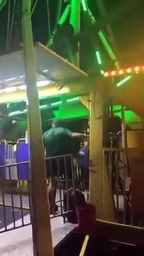 Operador de carrossel agride mãe com filhos e torna-se de ira popular