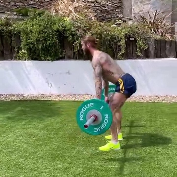 Sergio Ramos treina com Covid-19