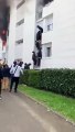 França. Jovens fazem corrente humana para salvar família de incêndio