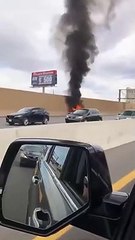 Limousine de noiva a caminho do casamento incendeia-se em Las Vegas