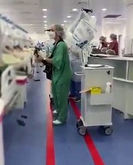 Covid-19: Médica toca e canta para doentes em UCI no Brasil