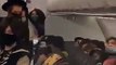 Família expulsa de avião em Miami. Passageiros falam em bebé sem máscara