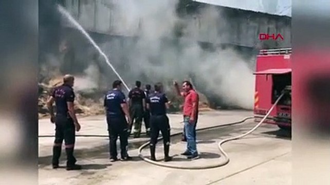 Çiftlikteki yangın ormana sıçramadan söndürüldü; 400 ton saman küle döndü
