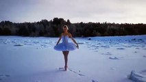 Bailarina dança na neve. A sua dança é uma ação de protesto