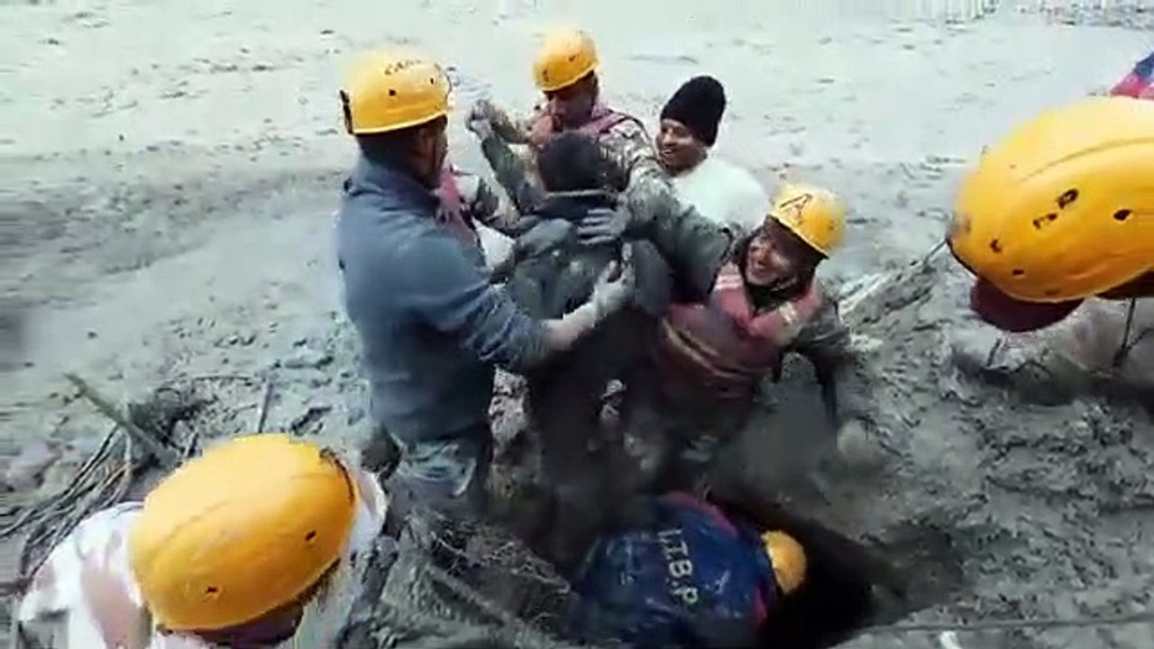Resgate de homem após queda de glaciar