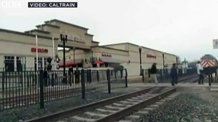 Homem a escapa a comboio