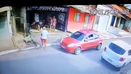 Homem salva (por um segundo) criança de ser atropelada
