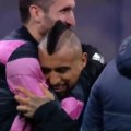 Arturo Vidal abraça Chiellini