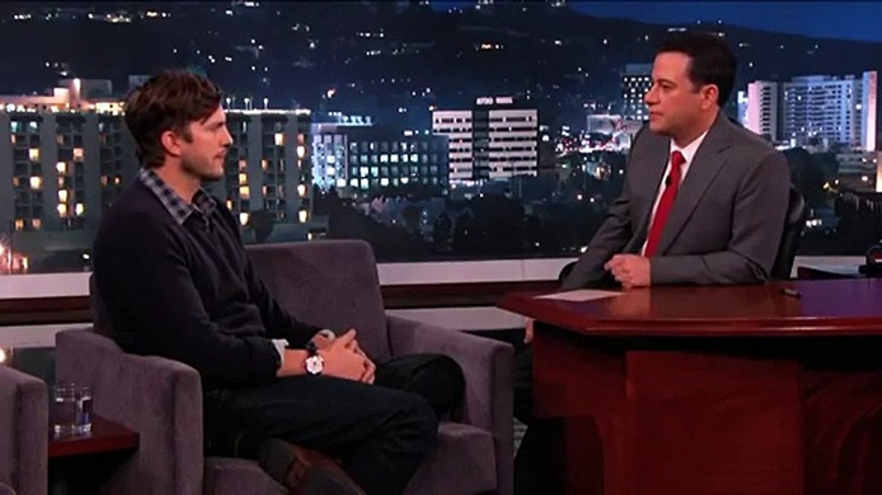 Ashton Kutcher manda calar Charlie Sheen em direto