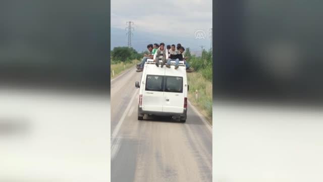 Minibüsün üzerinde tehlikeli yolculuk cep telefonu kamerasına yansıdı