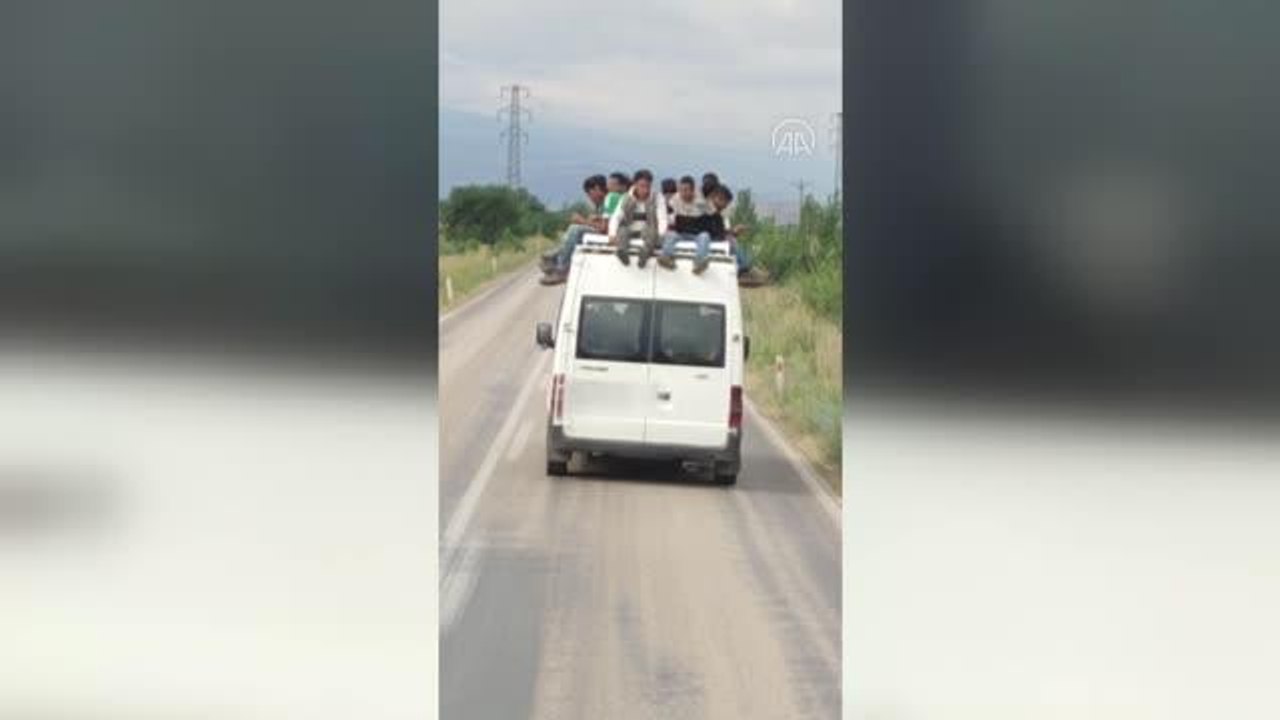 Minibüsün üzerinde tehlikeli yolculuk cep telefonu kamerasına yansıdı