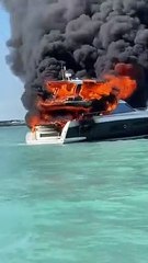Chamas envolvem barco na Flórida. Pessoas escaparam por pouco