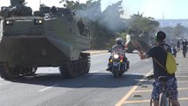 Bolsonaro recibe inusual desfile militar en medio de fuertes críticas