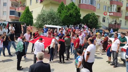 Damadı evlendiğine pişman ettiler: Ayak yıkatıp, çorap koklattılar