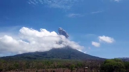 Vulcão entra em erupção e obriga a retirada de mais de 2.700 pessoas