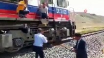 Van'da şaşırtan olay: Trenle düğün konvoyunun önünü kestiler