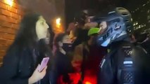 Tensão em Nova Iorque: Mulher cospe para o rosto de polícia e é detida