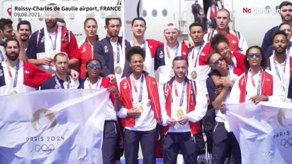 شاهد: الحائزون على الميداليات الأولمبية الفرنسية يحتفلون بالفوز في باريس