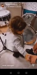 Download Video: Carolina Deslandes e Diogo Clemente em momento único com filho no estúdio