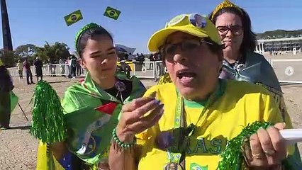 Bolsonaro participa de desfile militar em Brasília