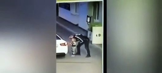 Câmaras captam momento em que criança de quatro anos é raptada