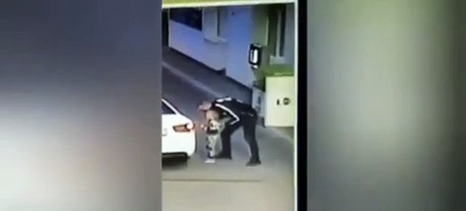 Câmaras captam momento em que criança de quatro anos é raptada