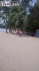 Homens ensanguentados e com motoserras assustam banhistas em Toronto