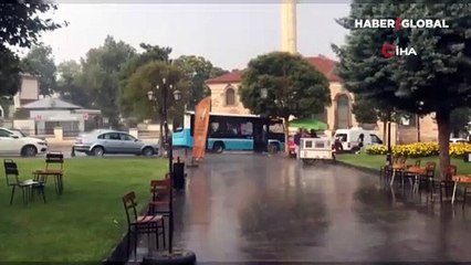 Sağanak yağış sıcaktan kavrulan Tekirdağ'a ilaç gibi geldi