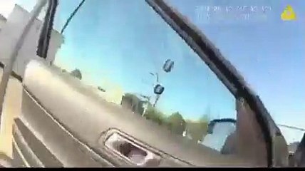 Polícia salva homem de cadeiras de roda preso nos carris