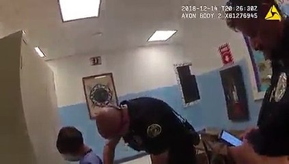 Polícia "prende" menino de ensino especial para lhe dar uma lição