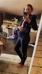 Chrissy Teigen exibe barriguinha em vídeo após anunciar gravidez