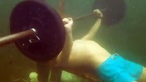 Atleta russo bate recorde do Guinness ao levantar pesos debaixo de água