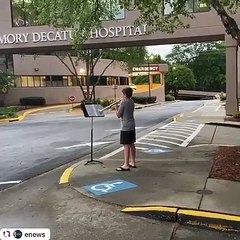 Tem 12 anos e todas as noites dá concerto para profissionais de saúde