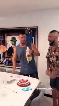 Os festejos do aniversário de Marco Costa começaram nas doze badaladas