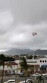 Une touriste emporté par le vent pendant une ballade en parachute ascensionnel (Mexique)