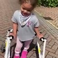 Criança dá os primeiros passos após médicos terem dito que nunca andaria