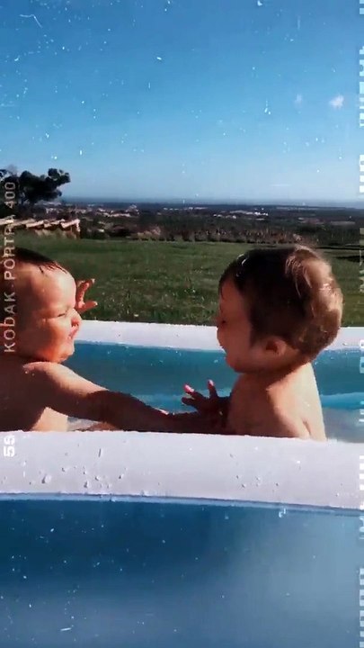 Vídeo: Filhas gémeas de Helena Costa divertem-se na piscina