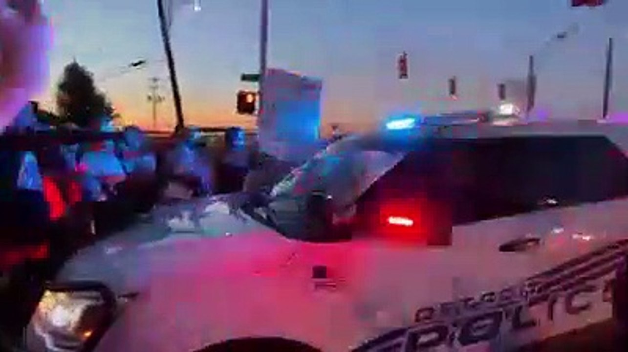 Carro da polícia abalroou manifestantes do "Black Lives Matter"