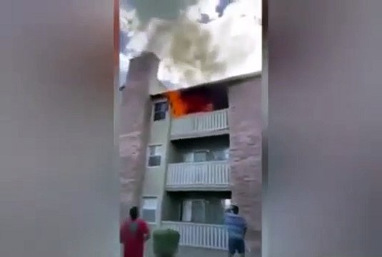 Jogador de futebol salva criança atirada de janela de casa em chamas