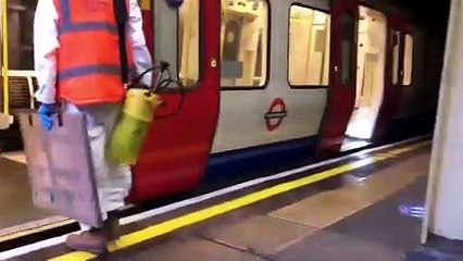 Banksy faz rara aparição pública para pintar... carruagem de metro