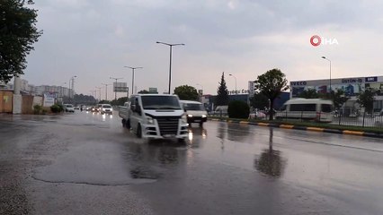 Yağan yağmura çocuklar gibi sevindi