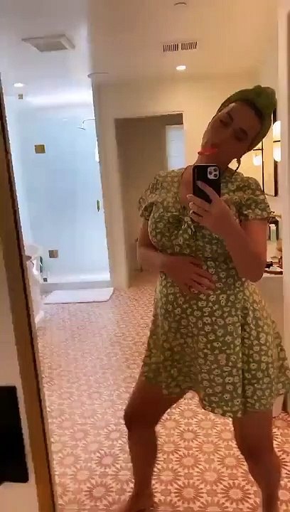 A lavar os dentes em frente ao espelho, Katy Perry grava-se a dançar